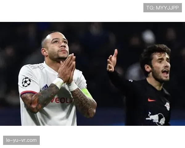 德佩在逆转比赛中展现灵动盘带，表现引发赛场热议与关注